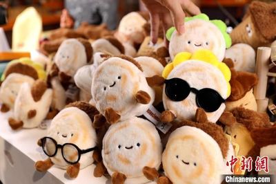 西安文創(chuàng)產(chǎn)品“絨饃饃”走紅網(wǎng)絡，傳統(tǒng)美食變身潮玩新寵